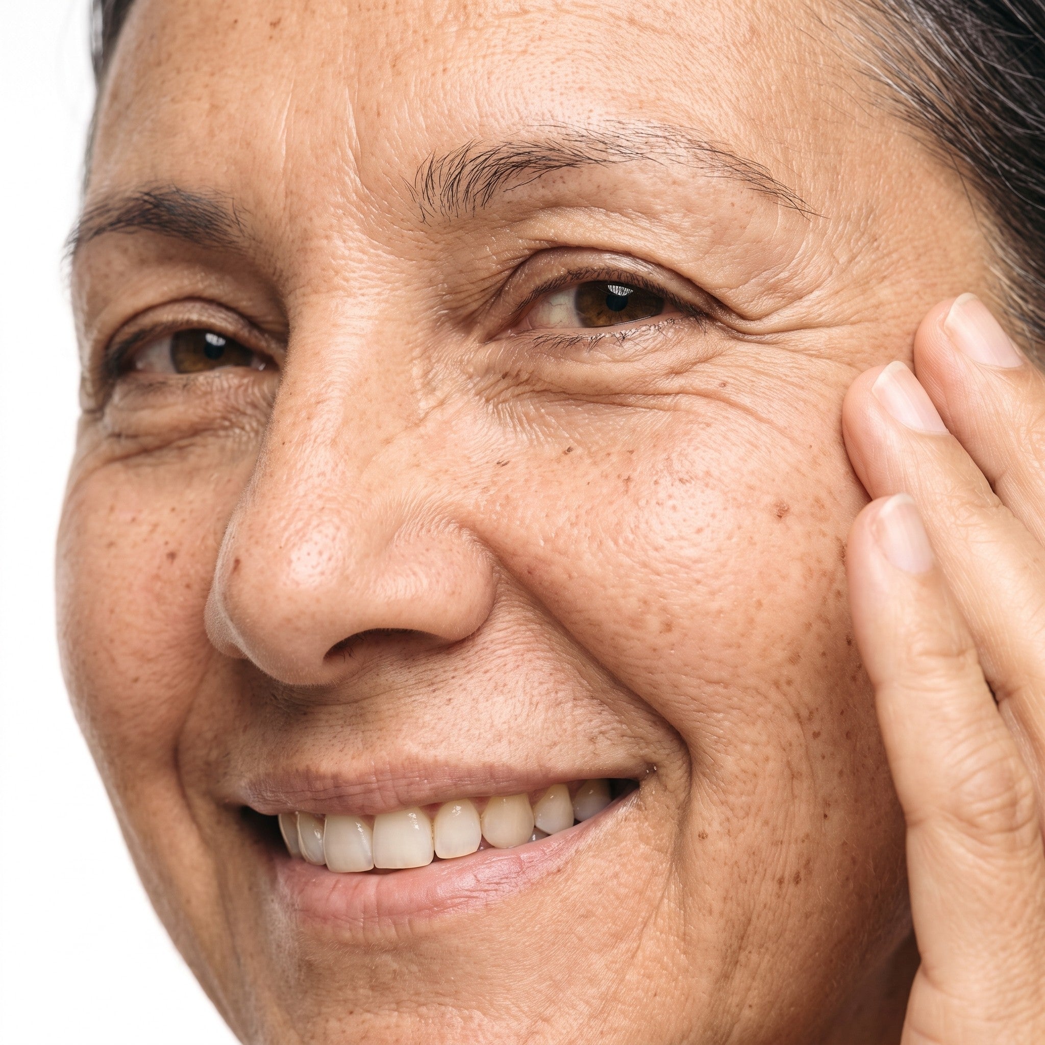 Mujer sonriendo con líneas de expresión alrededor del ojo