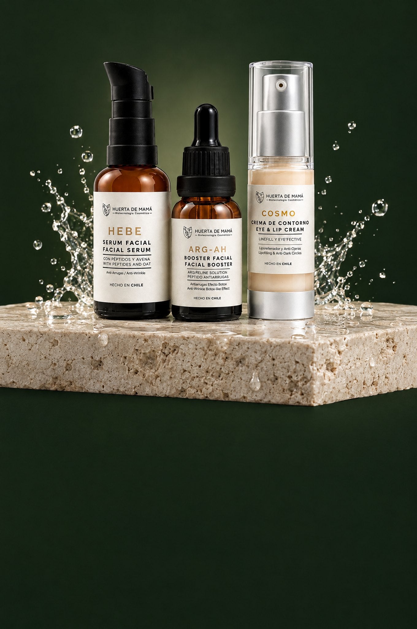 Sérum Hebe, Booster ARG-AH y Crema Cosmo sobre una piedra mojada, fondo verde oscuro