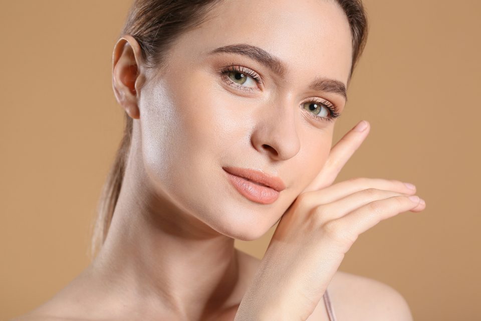 Mujer aplicando producto sobre la piel del rostro